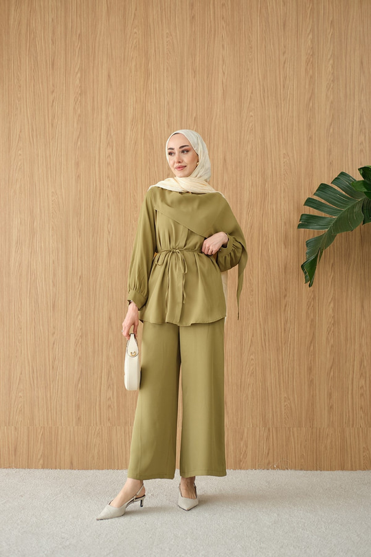 Gizli Düğme Detay Bel Bağlamalı Takım Fıstık Yeşil