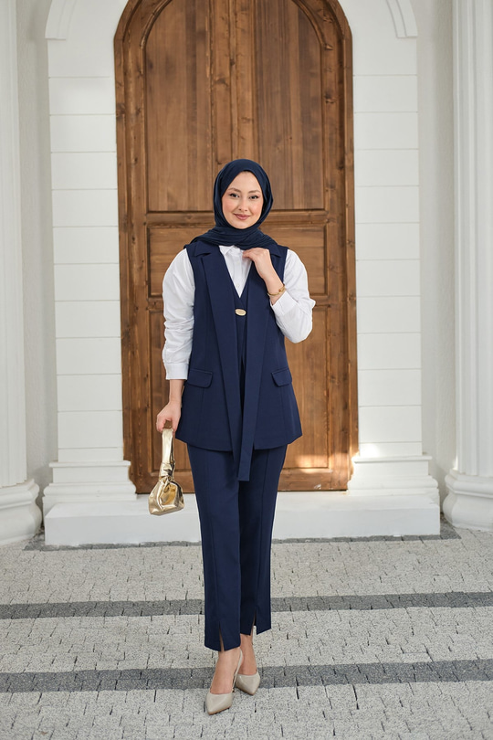 Gold Düğme Detaylı Yelekli Takım Lacivert