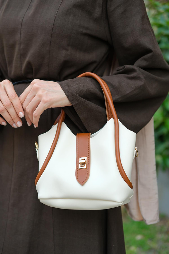 İki Renk Tokalı Çanta Bej