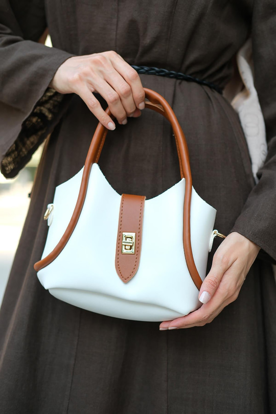 İki Renk Tokalı Çanta Beyaz