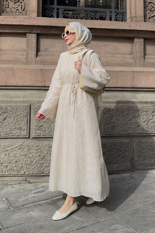 Kabartma Kumaş Vatkalı Elbise Krem