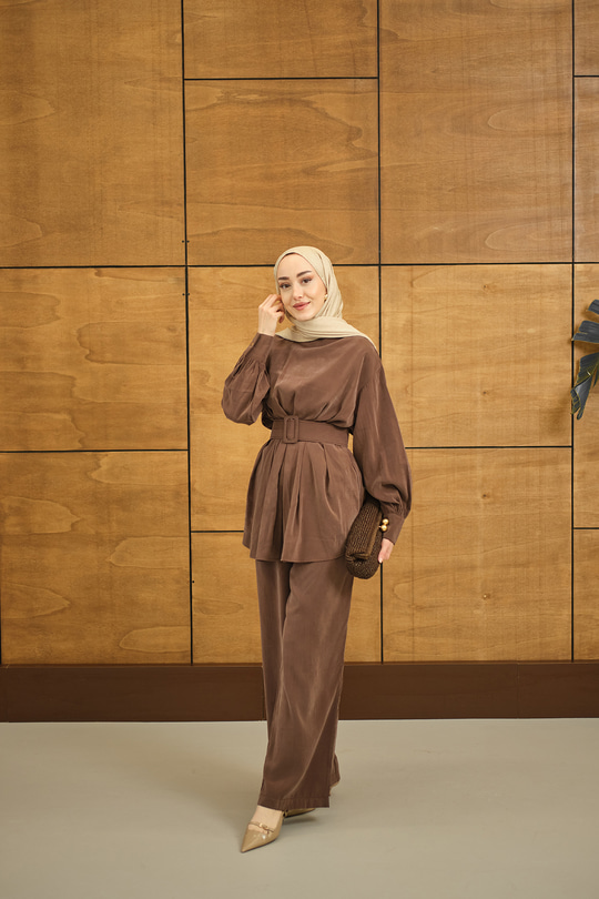 Kemer Detaylı Bisiklet Yaka Takım Kahverengi