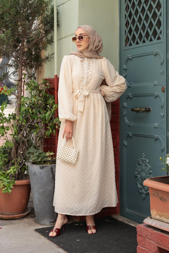 Kendinden Desenli Taş Detay Elbise Krem