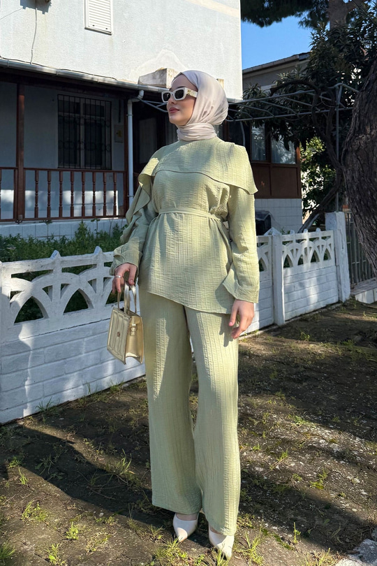 Kendinden Desenli Yaka Pelerinli Bel Bağlamalı Takım Fıstık Yeşil