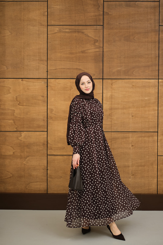 Kolları Büzgülü Bel Bağlamalı Puantiyeli Elbise Kahverengi