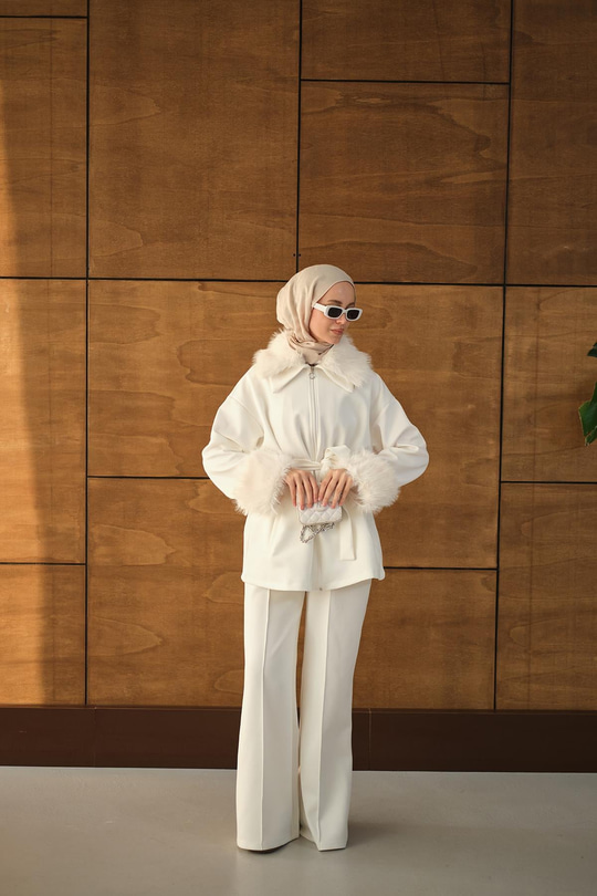 Kolları Ve Yakası Kürk Detay Takım Beyaz