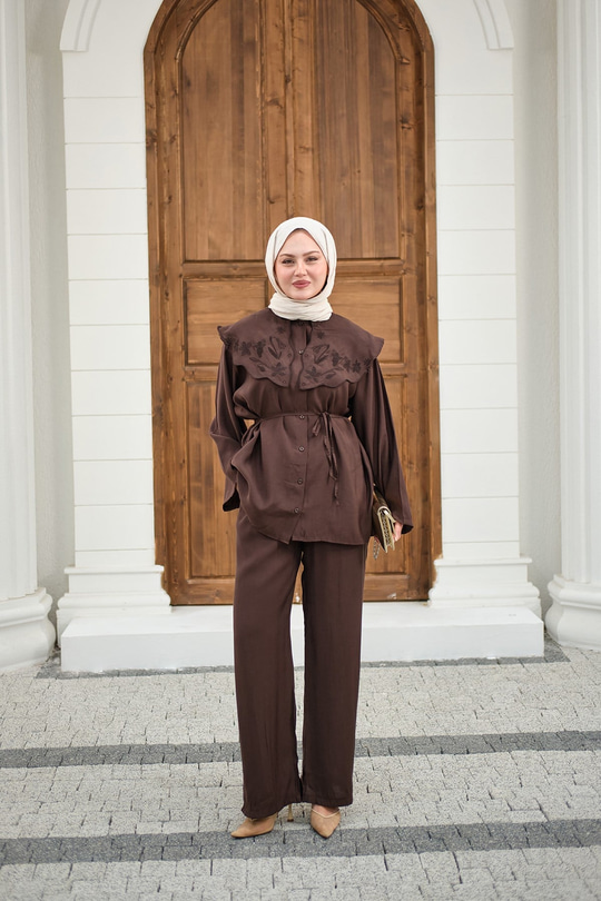 Mendil Yaka Nakış Çiçek Detay Takım Kahverengi