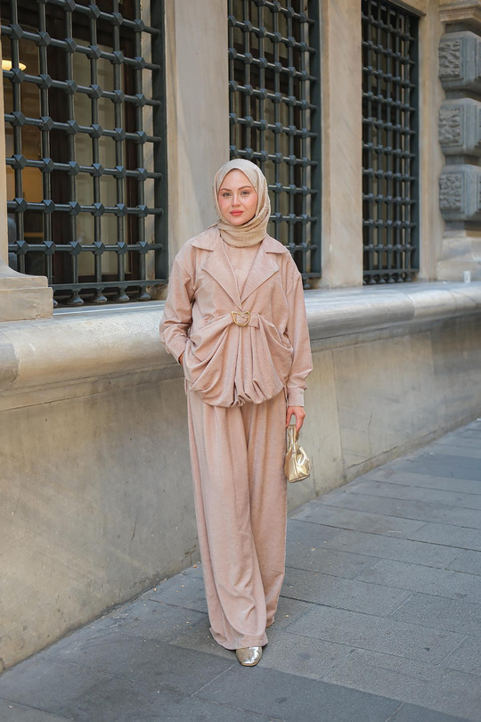 Musleya Önü Pile Detay Süet Takım Bej