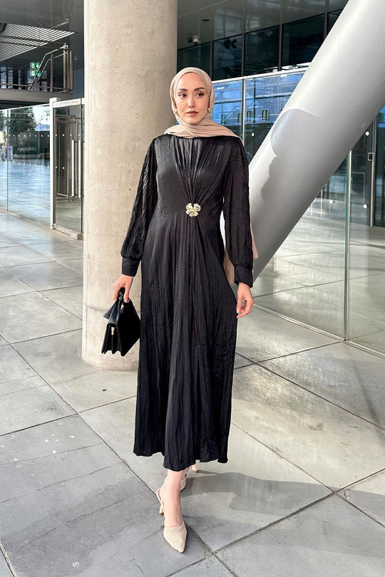 Ön Bronş Kırışık Elbise Siyah