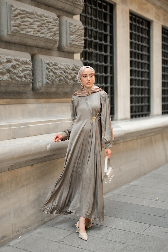 Ön Broş Detaylı Kırışık Elbise Haki Yeşil