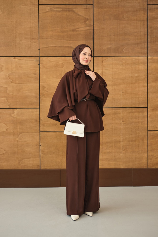 Önü Pile Detay Kemerli Takım Kahverengi
