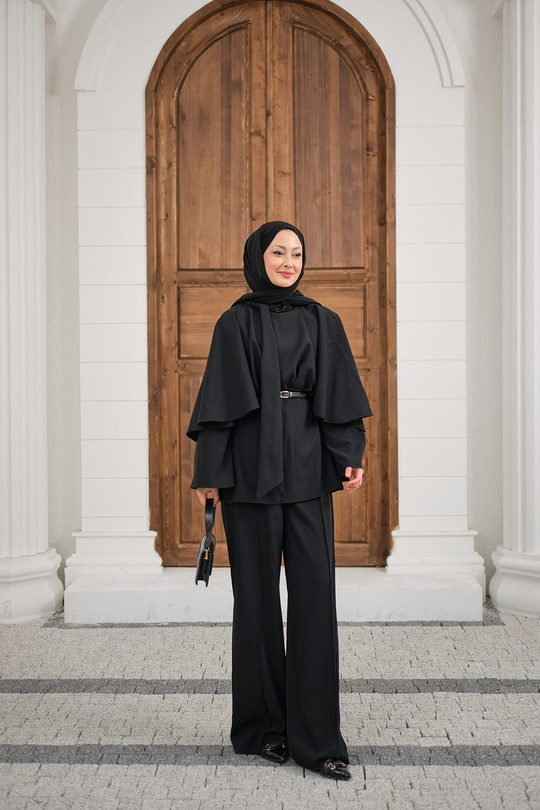 Önü Pile Detay Kemerli Takım Siyah