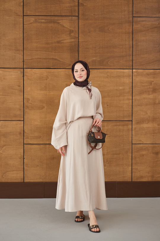 Pelerin Kol Yandan Fular Detaylı Takım Krem