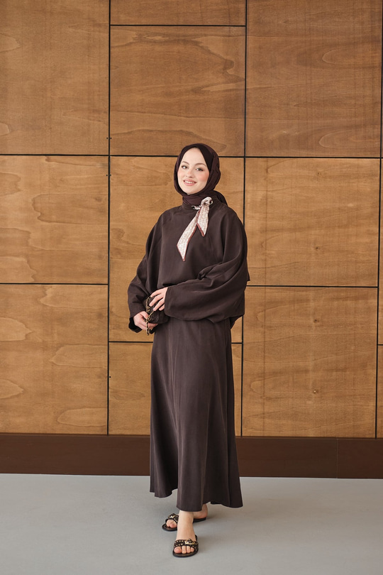 Pelerin Kol Yandan Fular Detaylı Takım Kahverengi