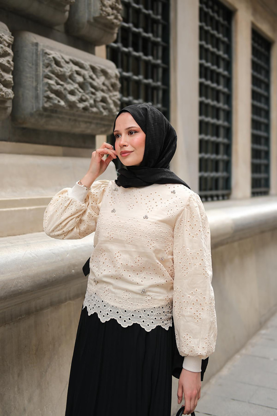 Taş Ve Brode Detaylı Bluz Krem