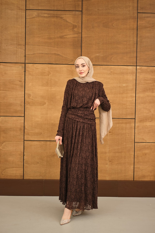 Tül Kumaş Kendinden Desenli Bel Büzgü Detay Elbise Kahverengi