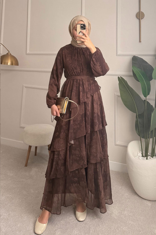 Yaka Büzgülü Bel Bağlamalı Kat Kat Şifon Elbise Kahverengi