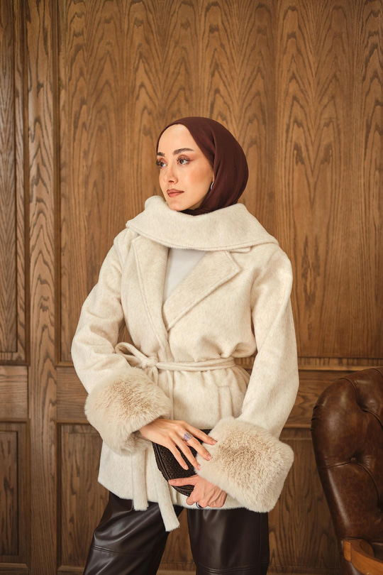 Yaka Fiyonklu Kürklü Kaşe Krem