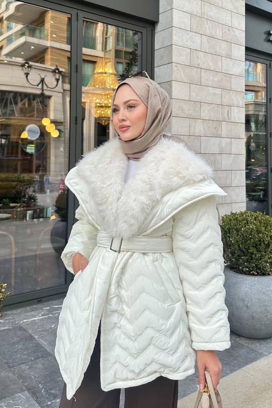 Yakası Kürk Detaylı Bel Bağlamalı Mont Beyaz