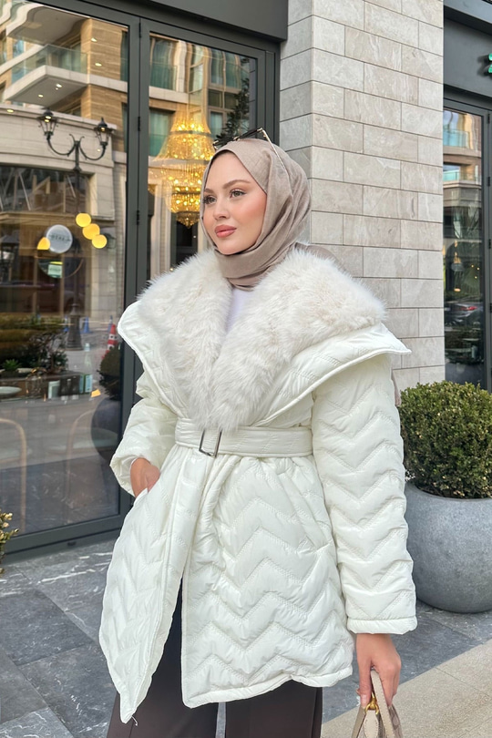 Yakası Kürk Detaylı Bel Bağlamalı Mont Beyaz