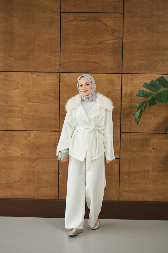 Yakası Kürk Kolları Fermuarlı Takım Beyaz