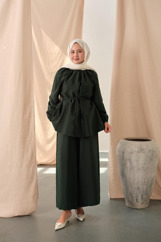 Yakası Lastik Detaylı Takım Zümrüt Yeşil