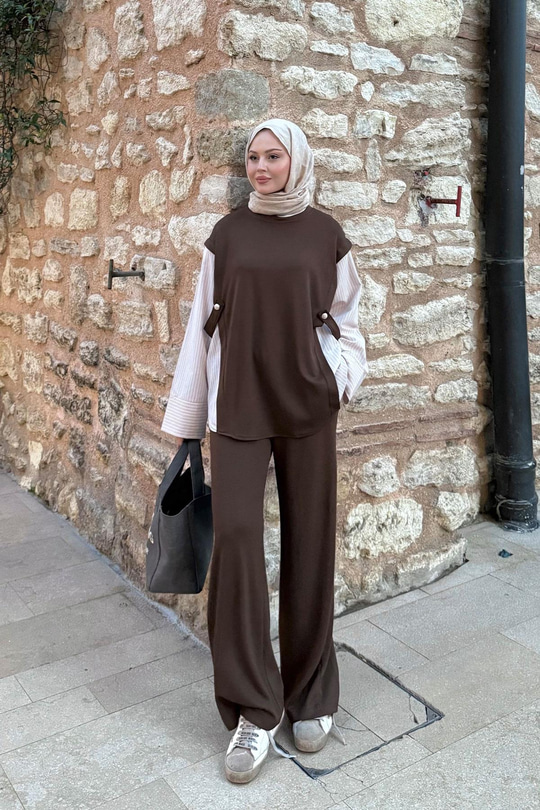 Yandan Düğmeli Gömlek Detaylı Takım Kahverengi