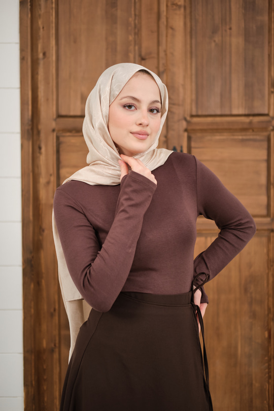 Yarım Balıkçı Yaka Parmak Geçirme Detay Slimfit Penye Body Kahverengi