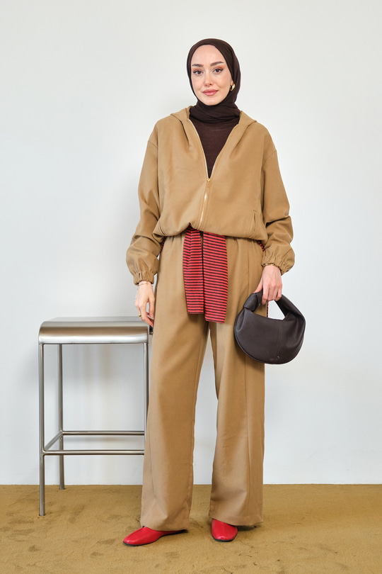 Fermuarlı Büzgü Detay Pantolonlu Takım Camel