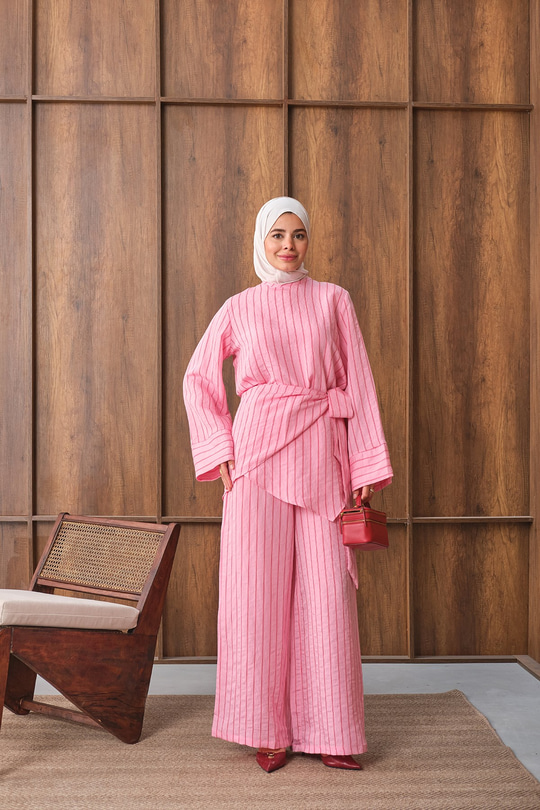 Önü Asimetrik Kesim Fularlı Çizgili Takım Pembe