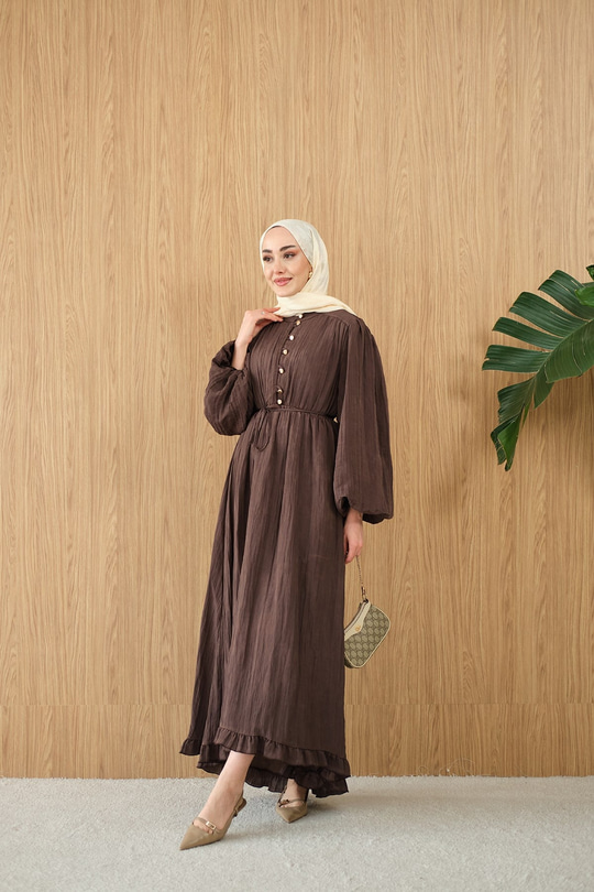 Asimetrik Fırfırlı Bel Bağlamalı Piliseli Elbise Kahverengi
