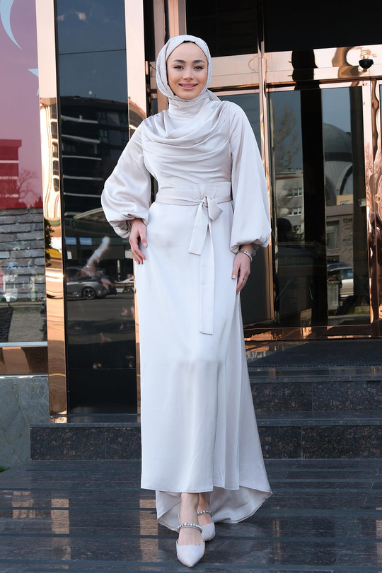 Bel Bağlamalı Önü Fermuarlı Elbise Krem