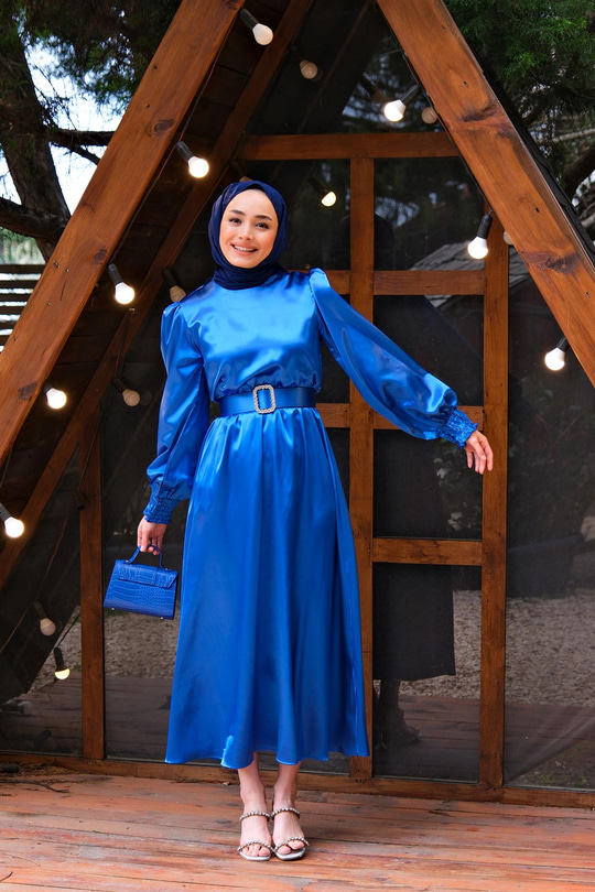 BELI BUZGULU KEMERLI SATEN ELBISE SAX MAVI