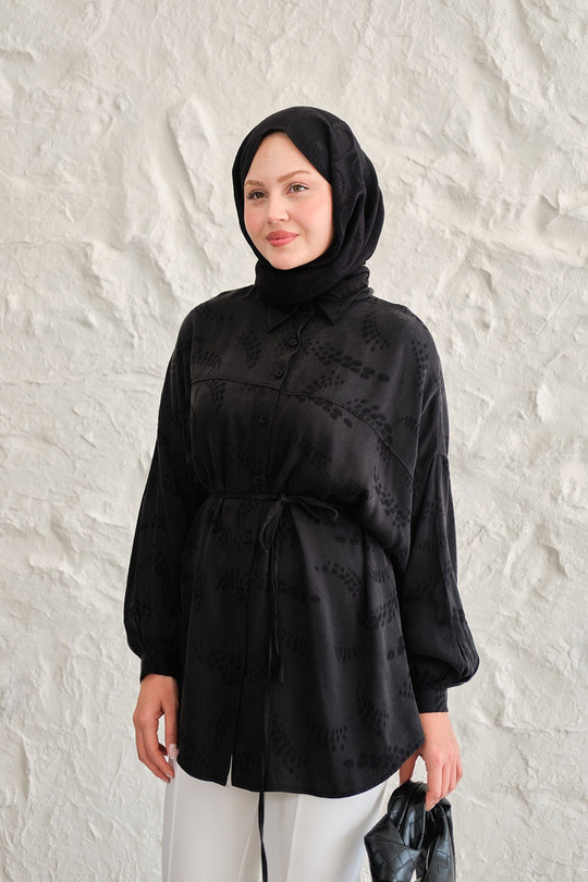 Benek Desenli Saten Bel Bağlamalı Gömlek Siyah