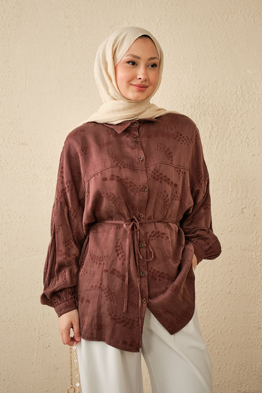 Benek Desenli Saten Bel Bağlamalı Gömlek Kahverengi