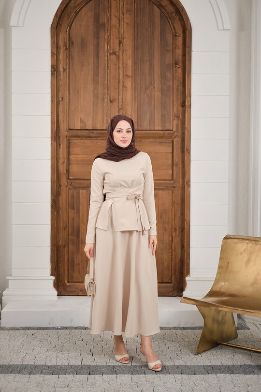 Bisiklet Yaka Ön Yırtmaçlı Etekli Takım Krem