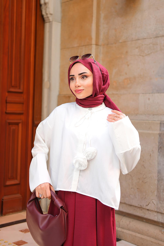 Biyeli Çicek Detaylı Gömlek Beyaz