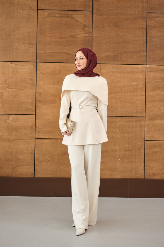 Çıkarılabilir Pelerin Detaylı Takım Krem