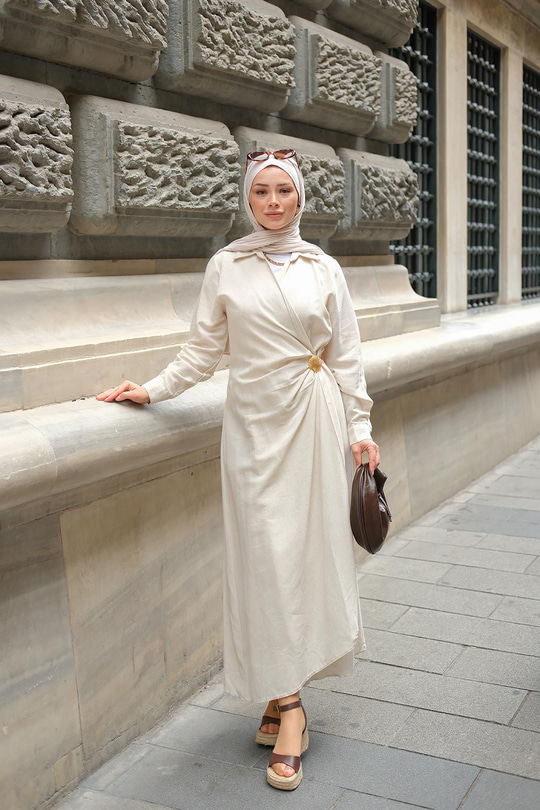 Deniz Kabuğu Broşlu Elbise Krem