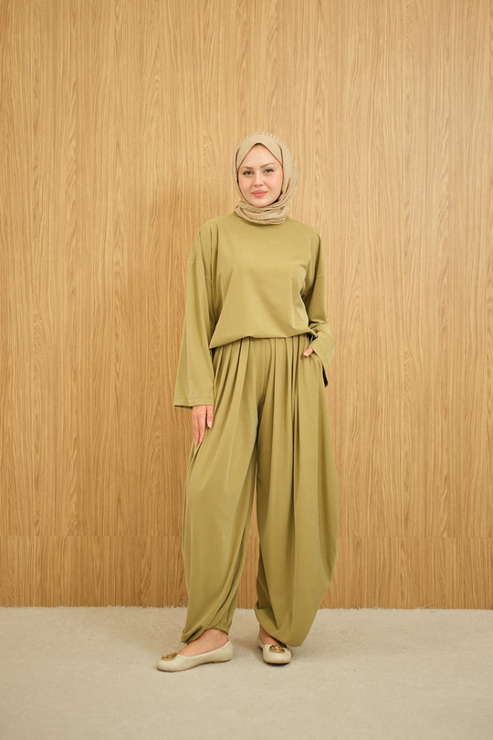 Dik Yaka Parça Detay Pantolonu Pile Detay Takım Yağ Yeşil