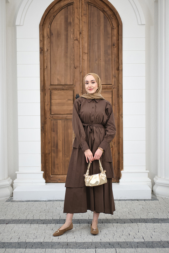 Eteği Volanlı Bel Bağlamalı Gömlek Yaka Yarım Düğmeli Elbise Kahverengi