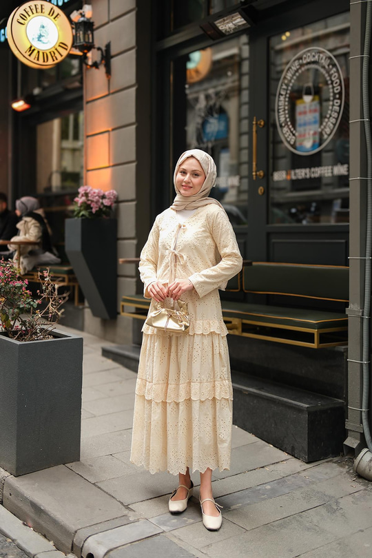 Eteği Volanlı Takım Krem