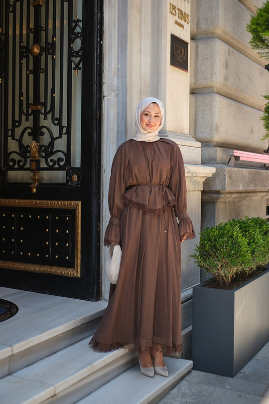 Uçları Tül Dantel Detaylı Bel Bağlamalı Takım Kahverengi