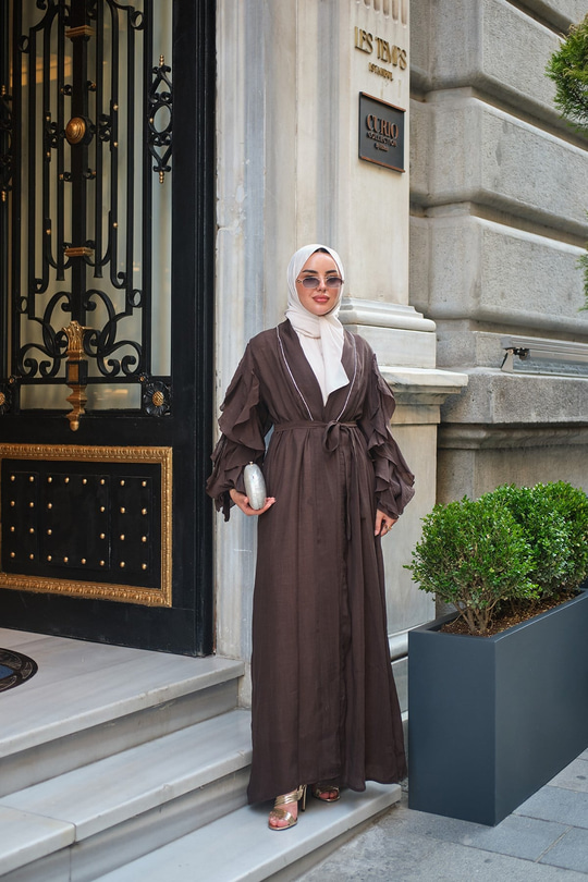 Şerit Taş Detay Bel Bağlamalı Kolları Fırfırlı Tül Uzun Kimono Kahverengi
