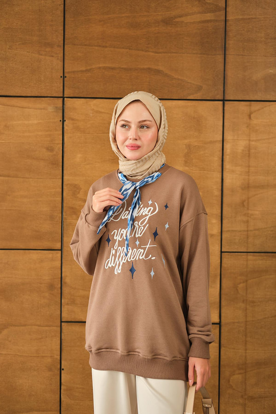 Fular Detay Yazı Nakışlı Sweat Camel