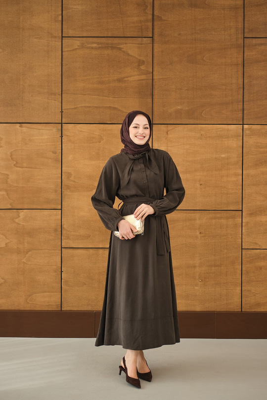 Fular Yaka Detaylı Nervürlü Modal Elbise Kahverengi