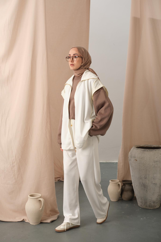 Garni Detaylı Yelek Takım Ekru