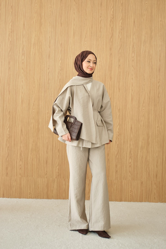 Gizli Düğme Detay V Yaka Takım Krem