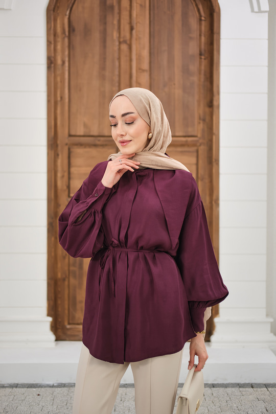 Gizli Düğmeli Hakim Yaka Bel Bağlamalı Gömlek Mürdüm