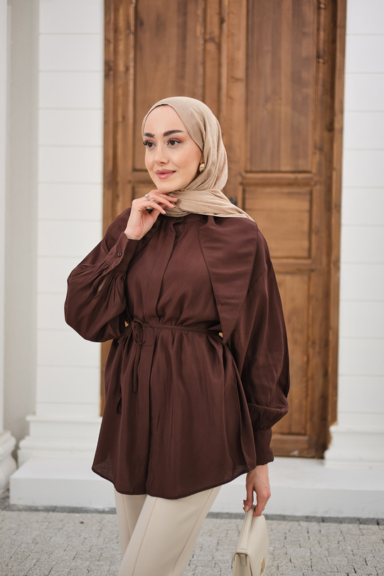 Gizli Düğmeli Hakim Yaka Bel Bağlamalı Gömlek Kahverengi